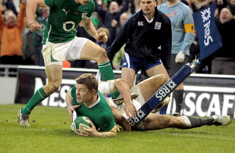 Brian O'Driscoll scores for Ireland against England at the 2011 RBS 6 Nations