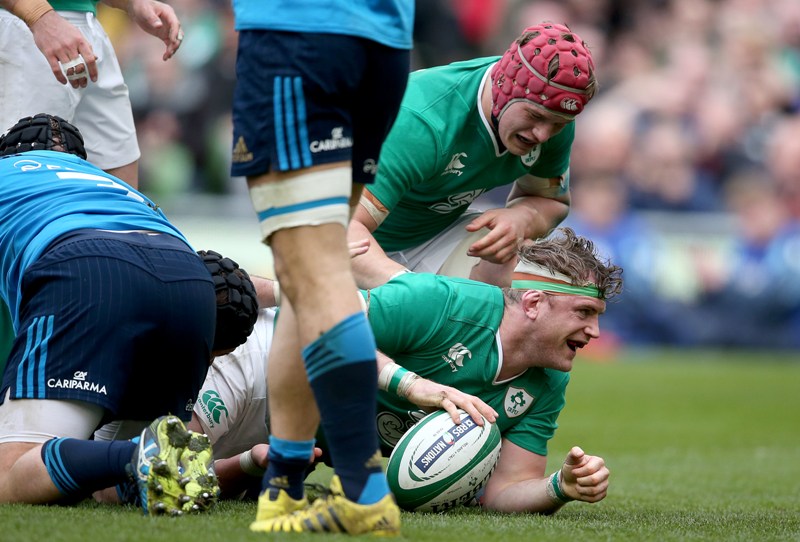 Jamie Heaslip scores for Ireland against Italy at the 2016 RBS 6 Nations