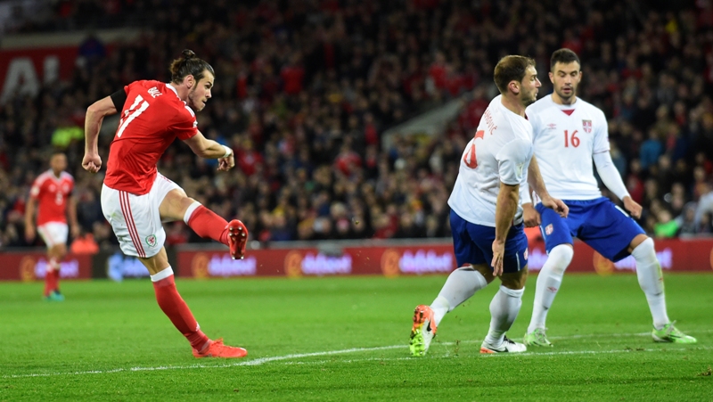 Britain Soccer Football - Wales v Serbia - 2018 World Cup Qualifying European Zone - Group D - Cardiff City Stadium, Cardiff, Wales - 12/11/16 Wales' Gareth Bale scores their first goal Reuters / Rebecca Naden Livepic EDITORIAL USE ONLY.