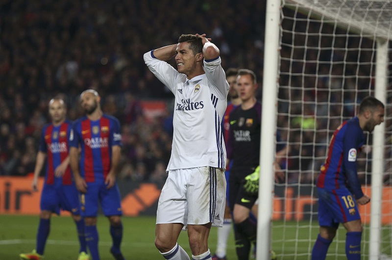 Football Soccer - Barcelona v Real Madrid - Spanish La Liga Santander- Nou Camp Stadium, Barcelona, Spain - 3/12/16. Real Madrid's Cristiano Ronaldo reacts after missing a chance to score during the "Clasico".     REUTERS/Sergio Perez
