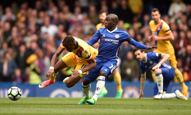 Britain Soccer Football - Chelsea v Crystal Palace - Premier League - Stamford Bridge - 1/4/17 Chelsea's N'Golo Kante in action with Crystal Palace's Wilfried Zaha Reuters / Hannah McKay Livepic EDITORIAL USE ONLY. No use with unauthorized audio, video, data, fixture lists, club/league logos or "live" services. Online in-match use limited to 45 images, no video emulation. No use in betting, games or single club/league/player publications. Please contact your account representative for further details.