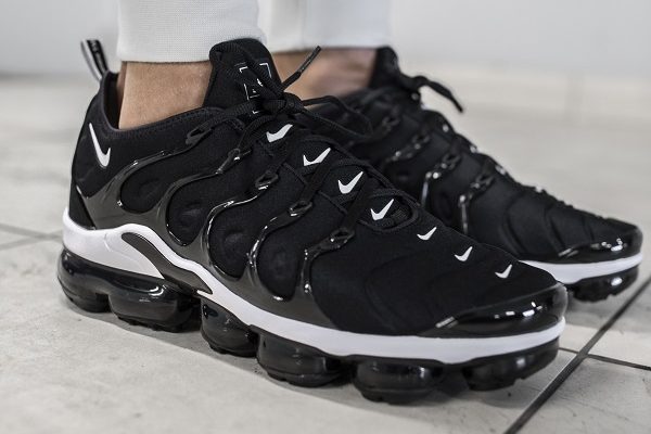 black and white nike vapormax plus trainers