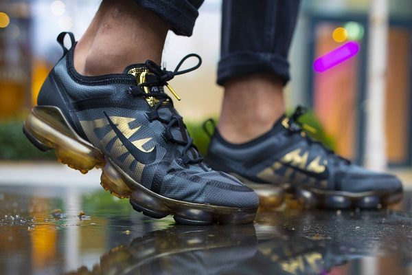 black and gold nike vapormax trainers